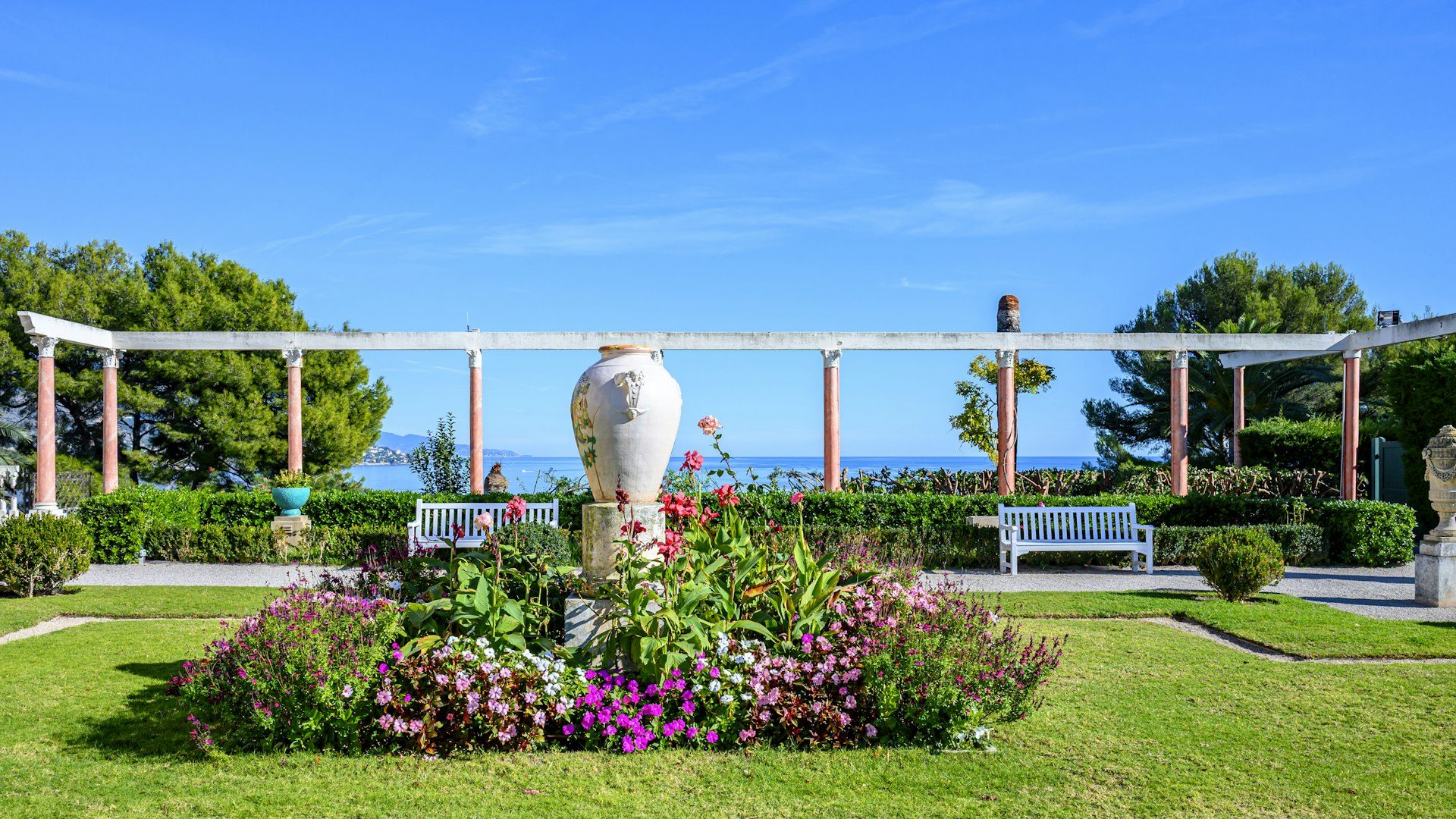 Giardino con pergolato e aiuole fiorite