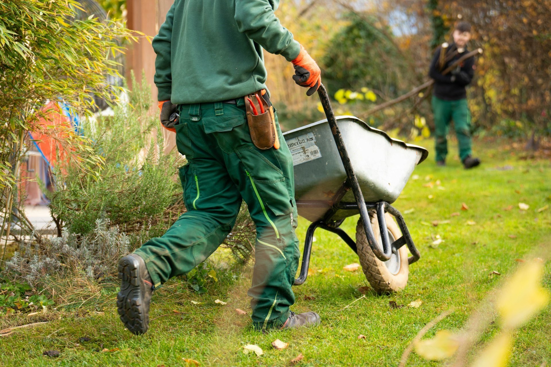 Giardinieri con carriola al lavoro