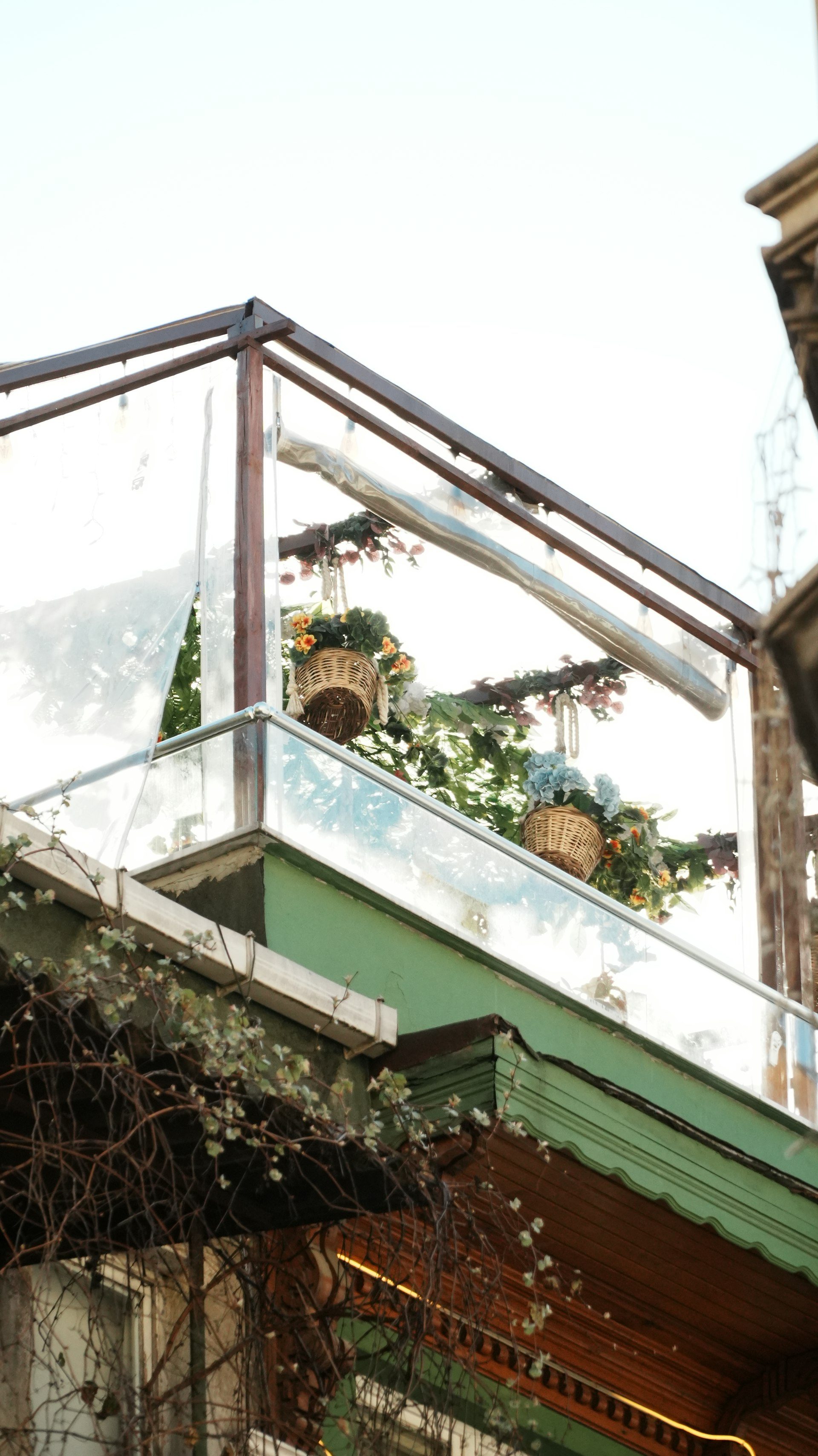 Balcone con fioriere e piante