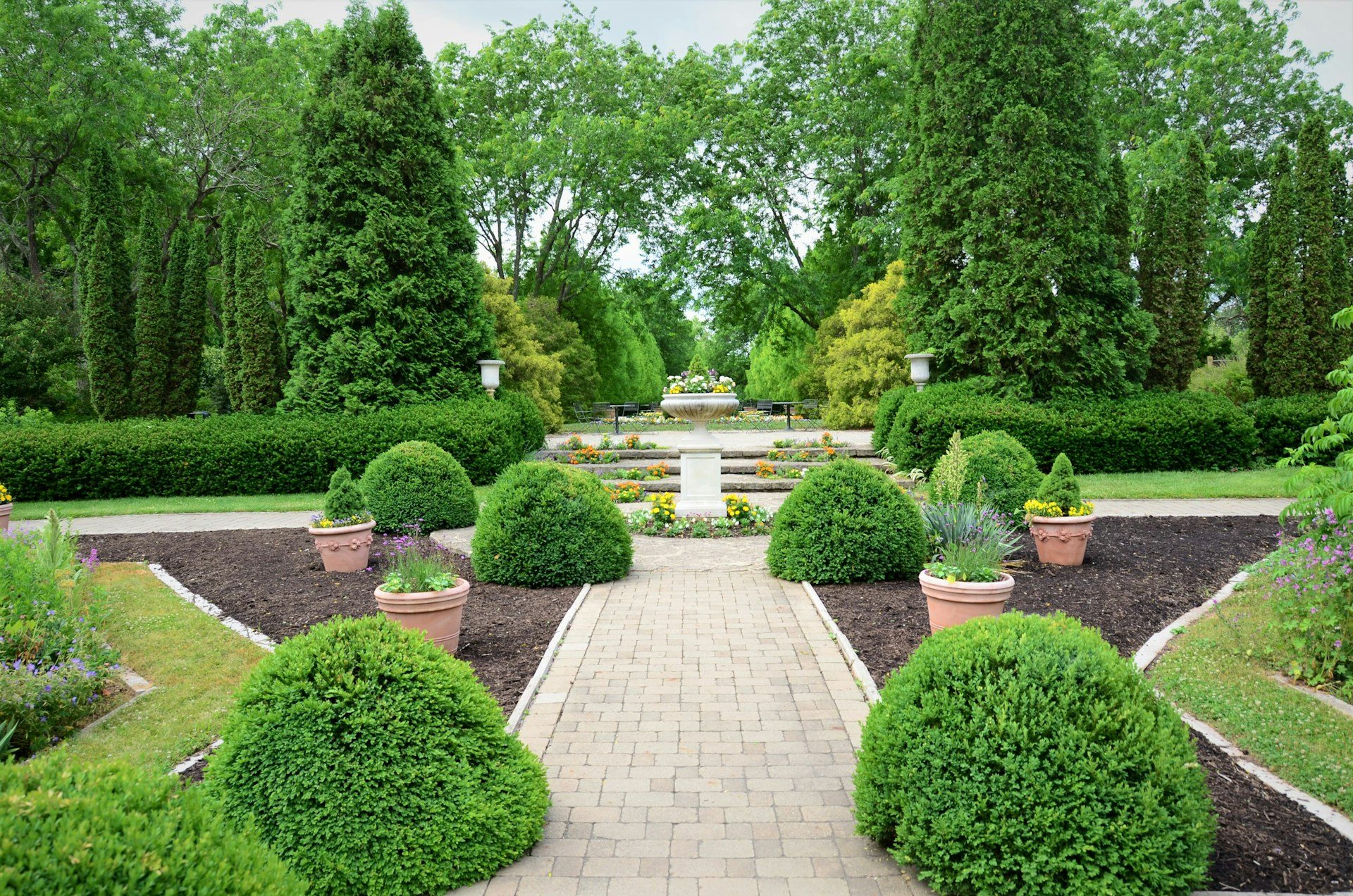 Giardino formale con fontana e siepi