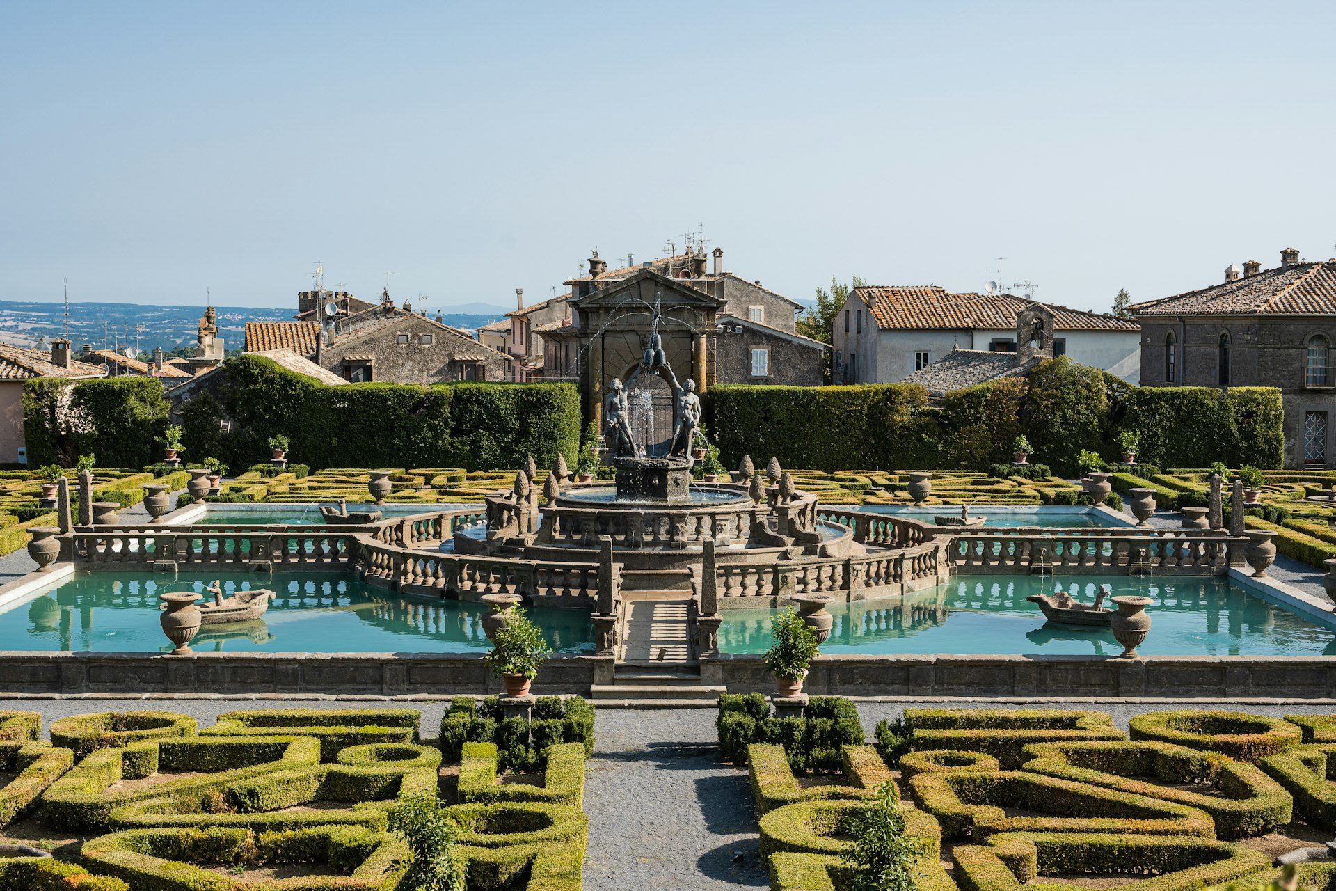Giardino formale con siepi e fontana
